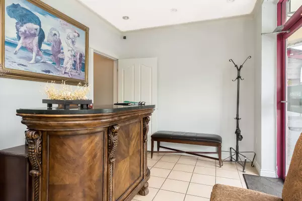 Coquitlam, BC V3B 1B9,2764 Barnet HWY