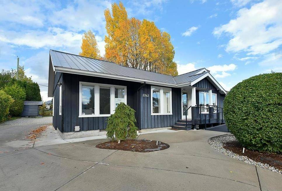 5762 Cowrie ST, Sechelt, BC V7Z 0K1