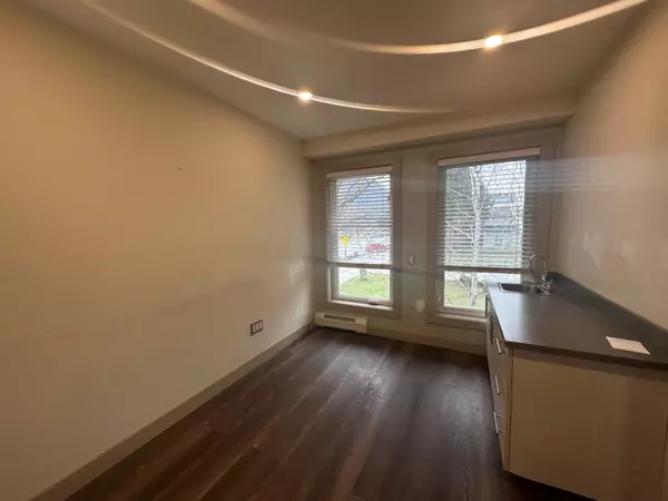 Squamish, BC V8B 0A4,37979 Cleveland AVE #201