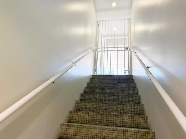 Vancouver, BC V6J 1Z3,1933 W Broadway