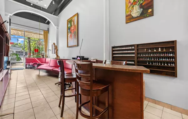 Vancouver, BC V6K 2G6,2813-2815-2817 W Broadway