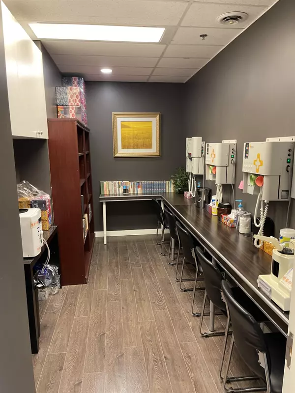 Burnaby, BC V5H 4T2,4885 Kingsway #207