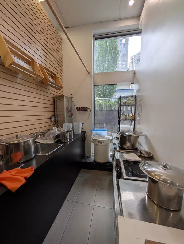 Burnaby, BC V5H 2A9,4500 Kingsway #1601