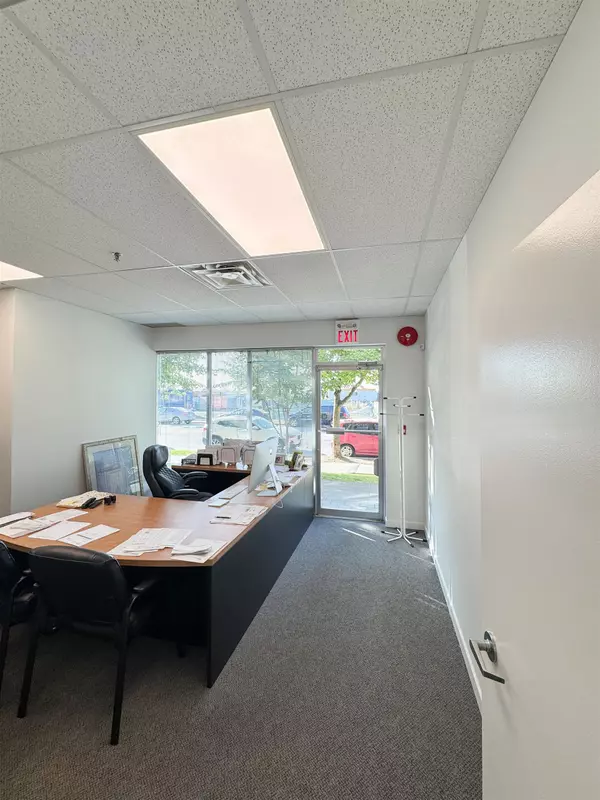 828 Harbourside DR #112 North Vancouver, BC V7P 3R9