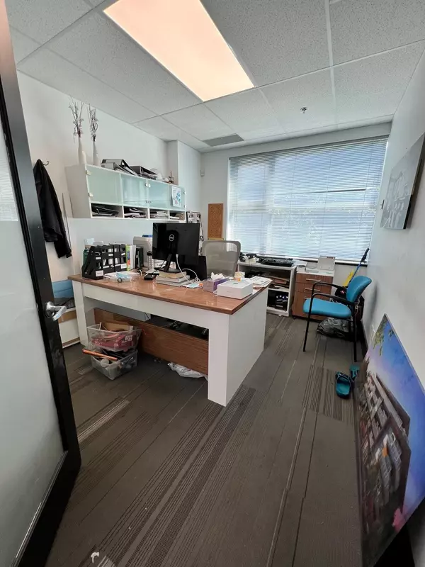 North Vancouver, BC V7P 3T2,998 Harbourside DR #226