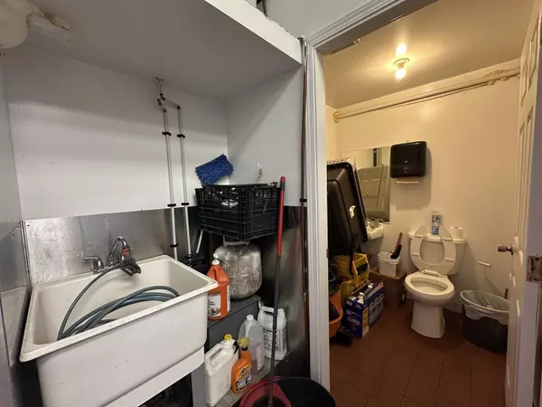 8335 Oak ST Vancouver, BC V6P 4A9