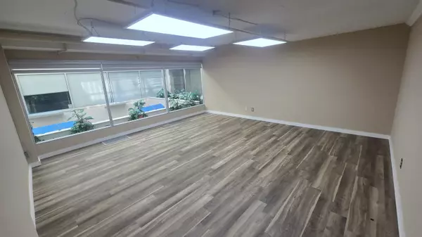 Vancouver, BC V6B 6H5,515 W Pender ST #243