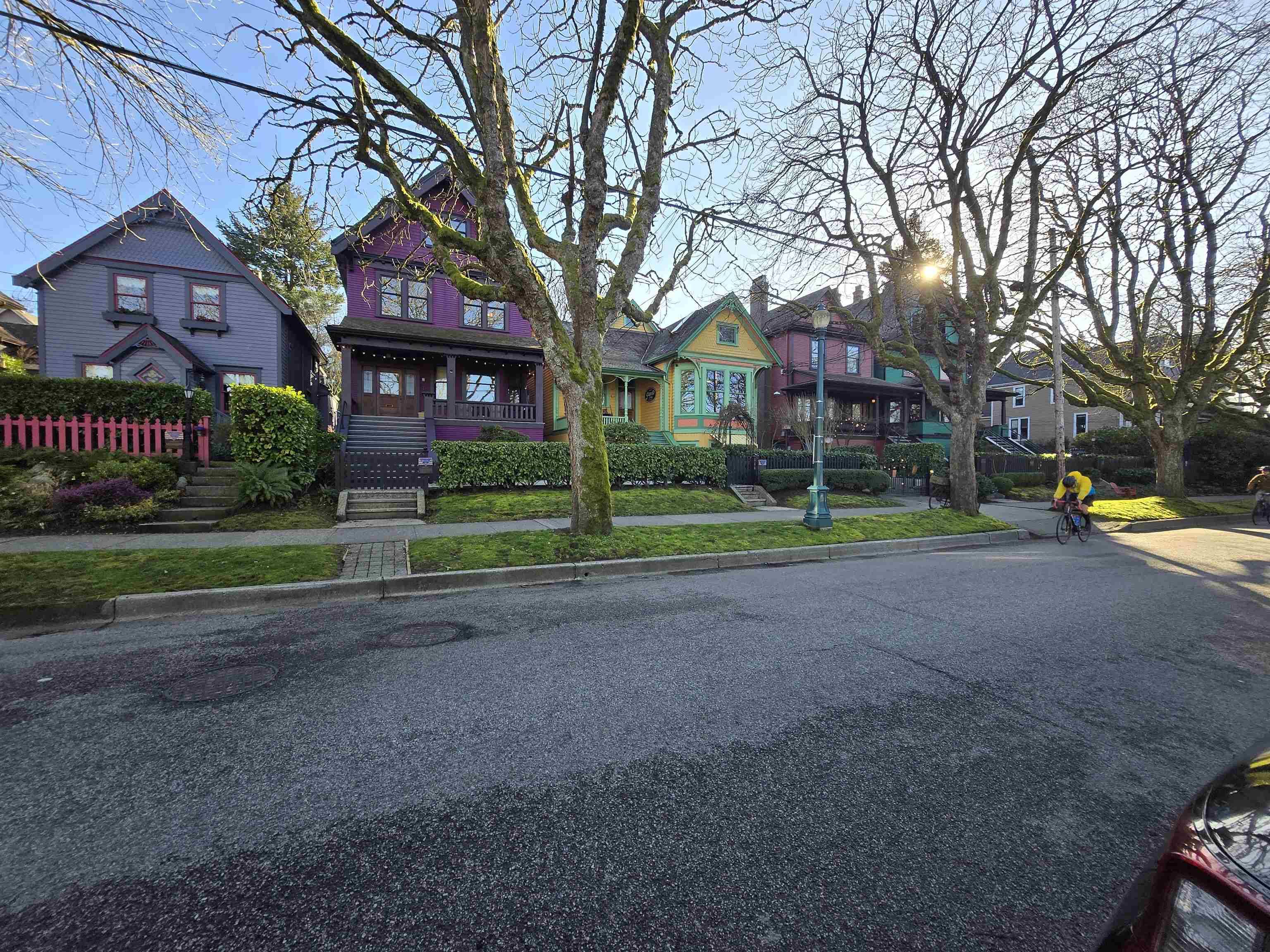 Vancouver, BC V5Y 1R8,140 W 10th AVE