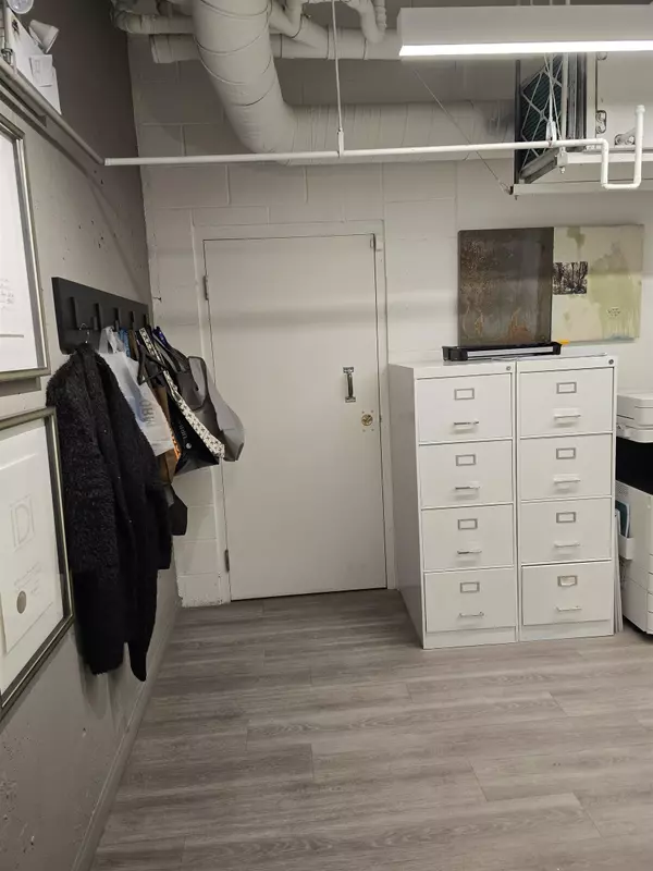 Vancouver, BC V6R 1N6,3327 W 4th AVE