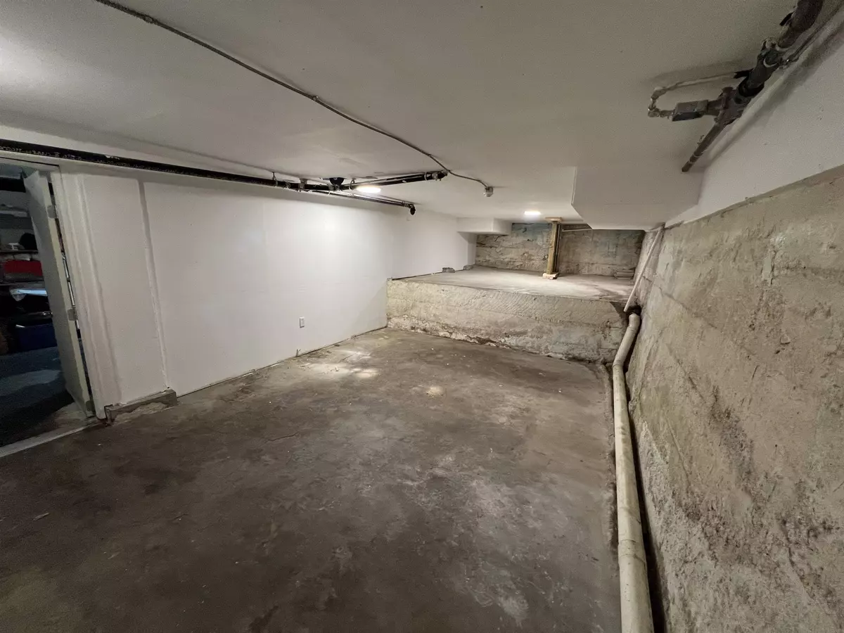 North Meadows, BC V7L 1Y9,279 8th ST #BSMT