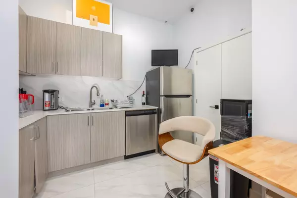 Vancouver, BC V6Z 2Y1,179 Davie ST #220