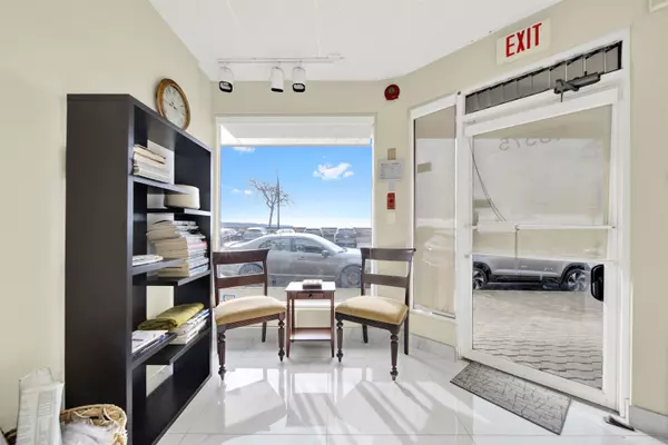 White Rock, BC V4B 1C9,15575 Marine DR