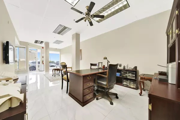 White Rock, BC V4B 1C9,15575 Marine DR