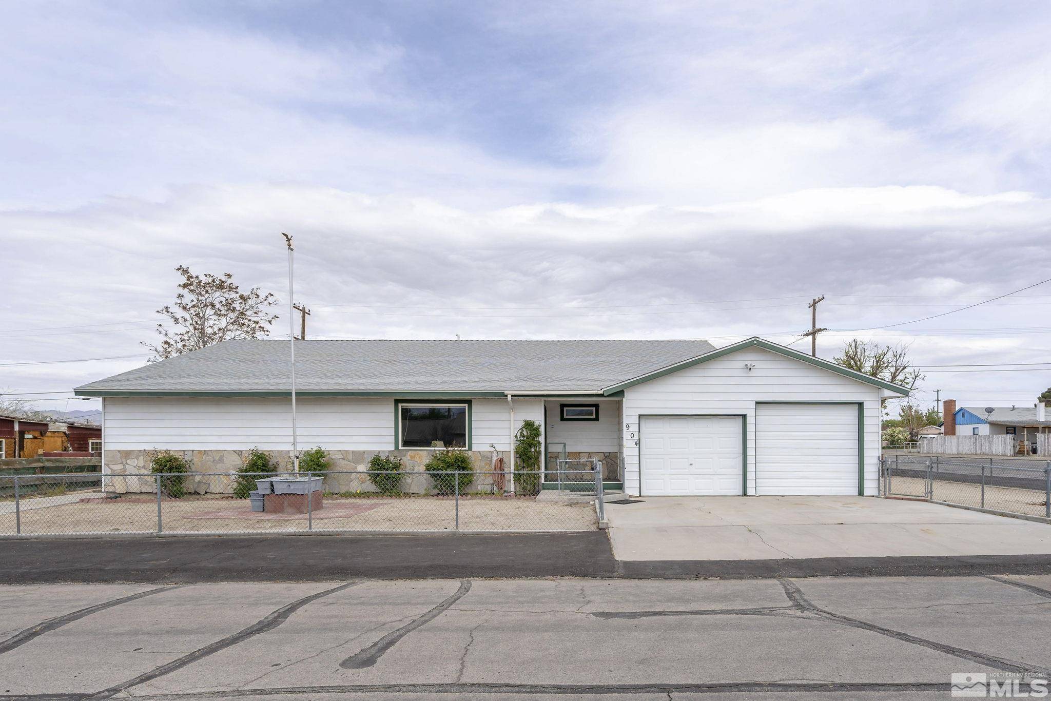904 H ST Street, Hawthorne, NV 89415