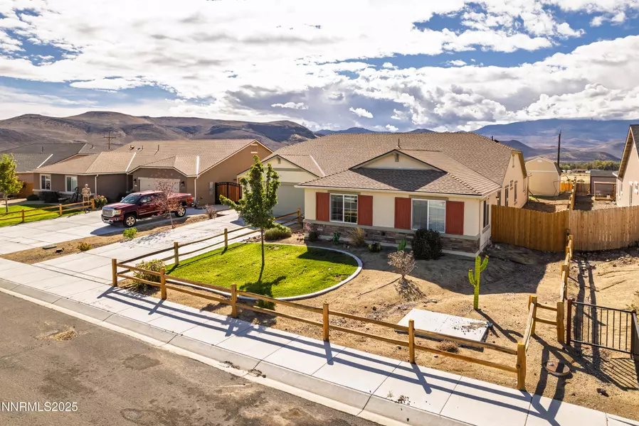 221 Snow LN, Dayton, NV 89403
