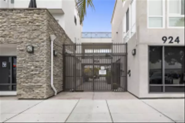 San Diego, CA 92109,924 Hornblend Street #304