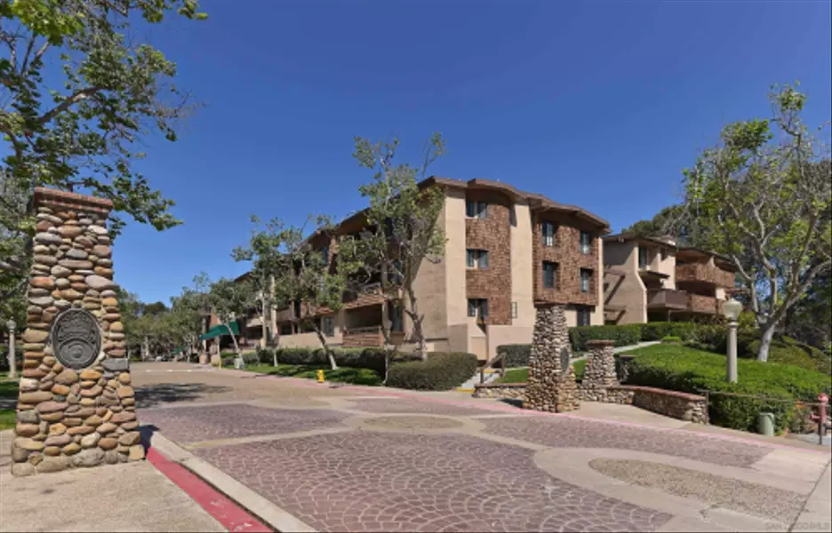 8860 Villa La Jolla Drive #301, La Jolla, CA 92037