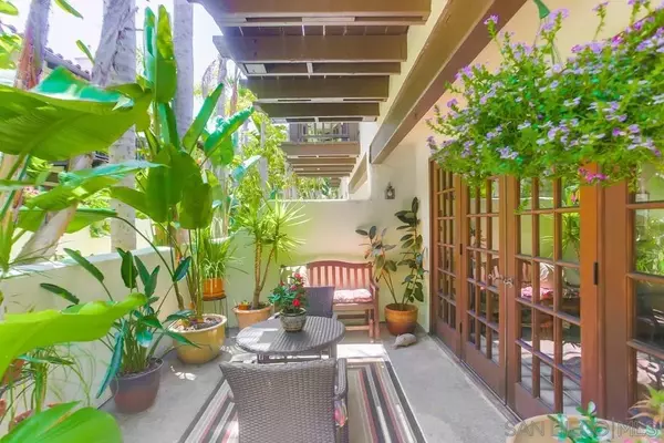 La Jolla, CA 92037,8680 Villa La Jolla Dr #5