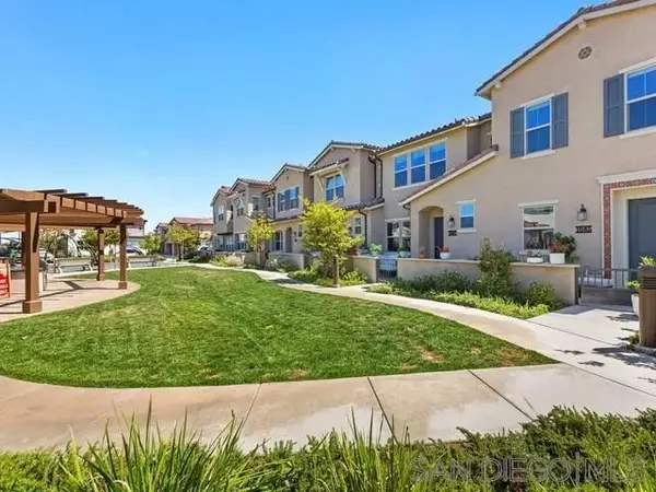 1087 Delpy View Pt, Vista, CA 92084