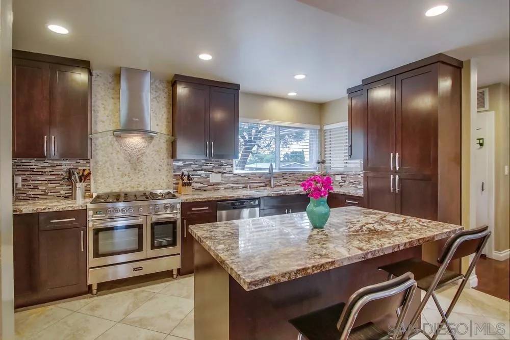 7920 Michelle Dr, La Mesa, CA 91942