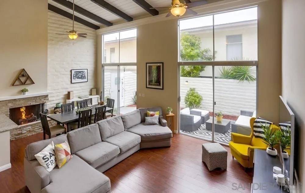 Carlsbad, CA 92009,2544 Navarra Dr #4