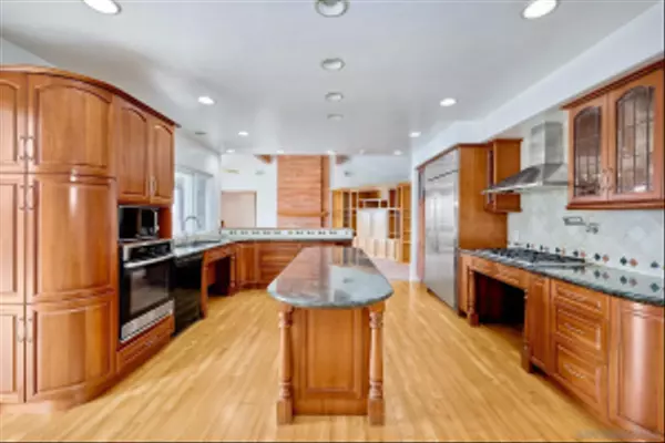 9933 Mozelle Ln, La Mesa, CA 91941