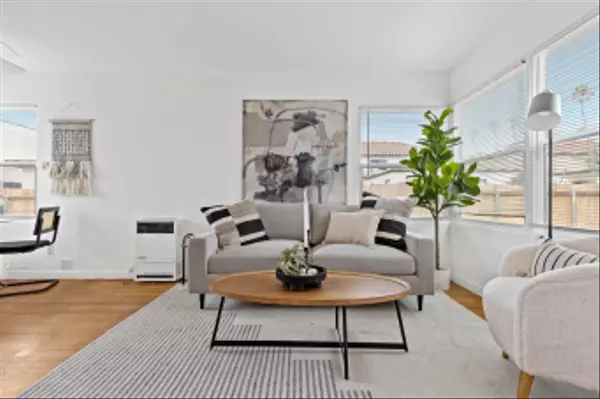 San Diego, CA 92107,4917 Santa Cruz Ave