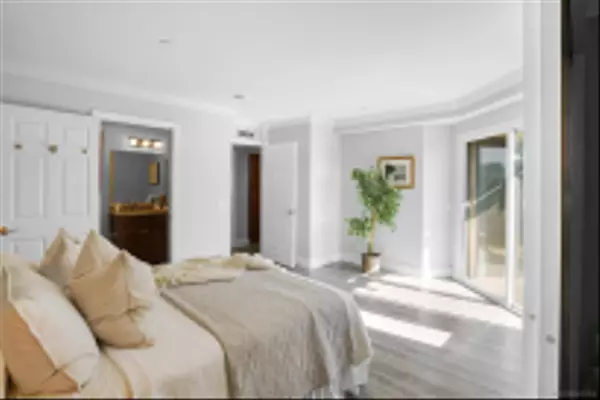 La Jolla, CA 92037,7509 Draper Ave #308