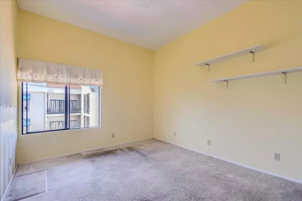 San Diego, CA 92122,8324 Regents Road #3P