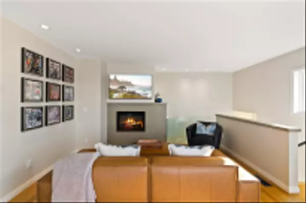 La Jolla, CA 92037,253 Gravilla Street
