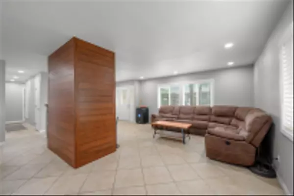 San Diego, CA 92122,5872 Carnegie Street