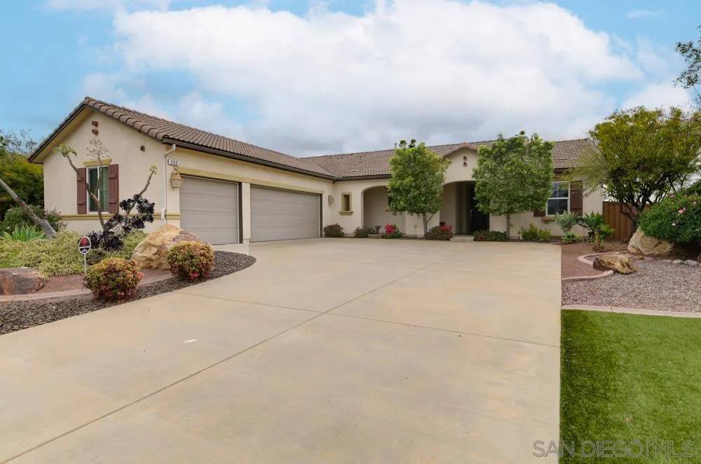 296 Tom McGuinness Jr Cir, Fallbrook, CA 92028