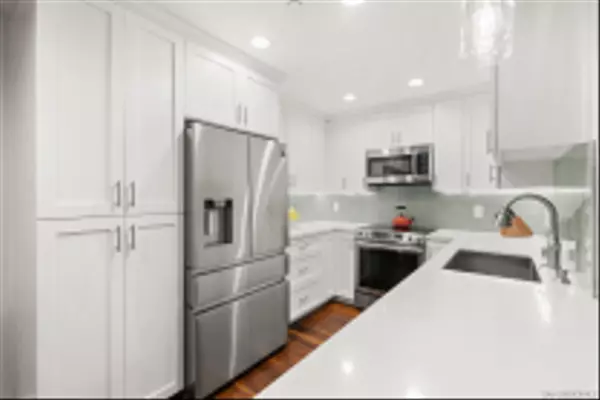 San Diego, CA 92101,750 State St #124