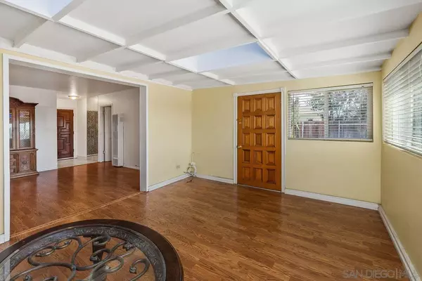 San Diego, CA 92117,5236 Lodi St