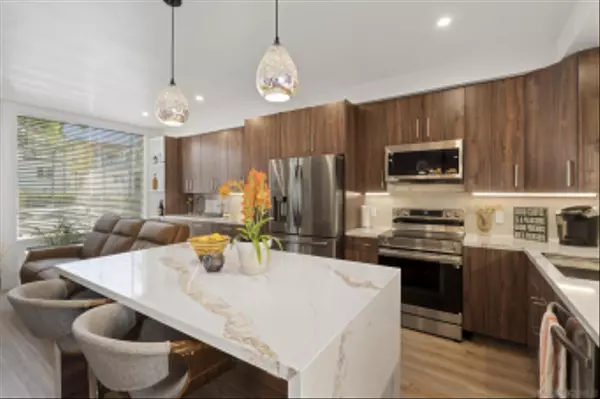 La Jolla, CA 92037,404 Bonair Street