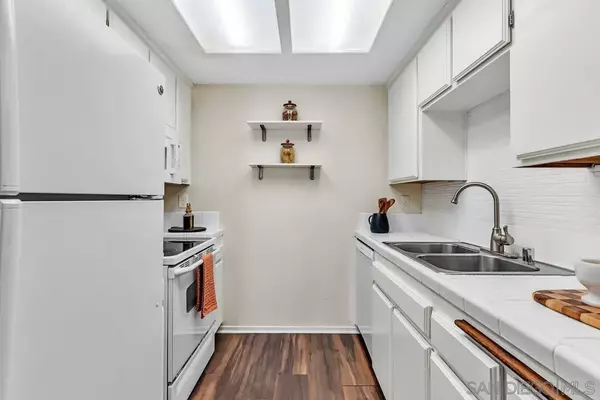 San Diego, CA 92107,4452 Mentone St #304