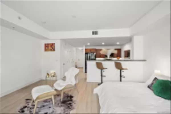 San Diego, CA 92101,206 Park Blvd #405