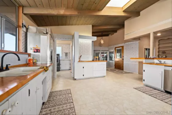 Escondido, CA 92027,2231 Oak Hill Dr