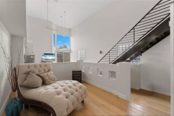 San Diego, CA 92101,1465 C St #3611