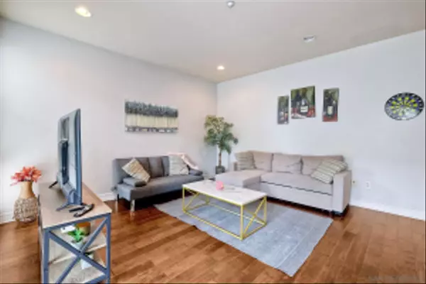 San Diego, CA 92101,1225 Island Ave #208