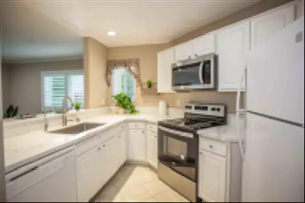 San Diego, CA 92122,7425 Charmant Dr #2903
