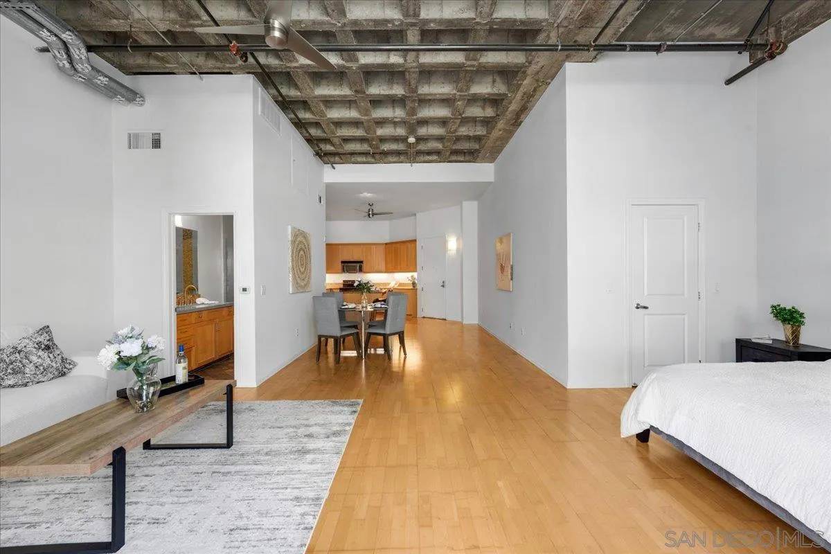 San Diego, CA 92103,3211 5Th Ave #202