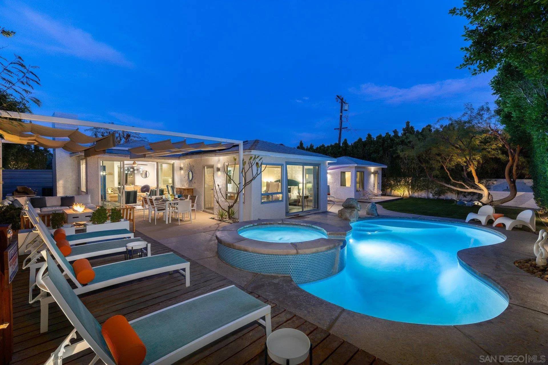 133 W San Carlos Road, Palm Springs, CA 92262