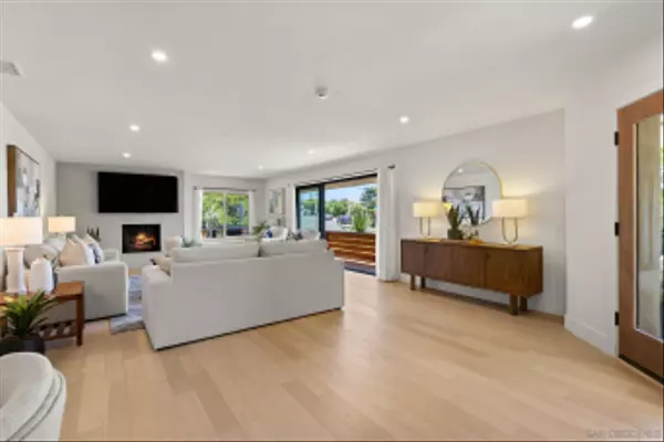 La Jolla, CA 92037,896 La Jolla Rancho Road