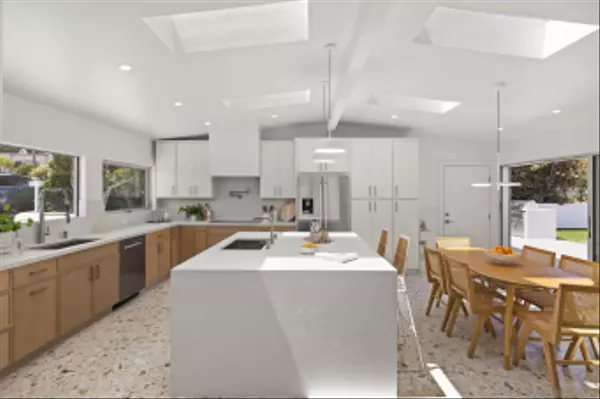 La Jolla, CA 92037,5851 Box Canyon