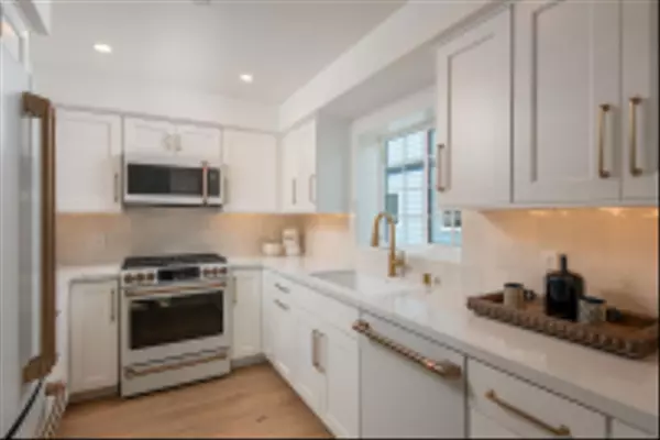 Coronado, CA 92118,547 Orange Ave