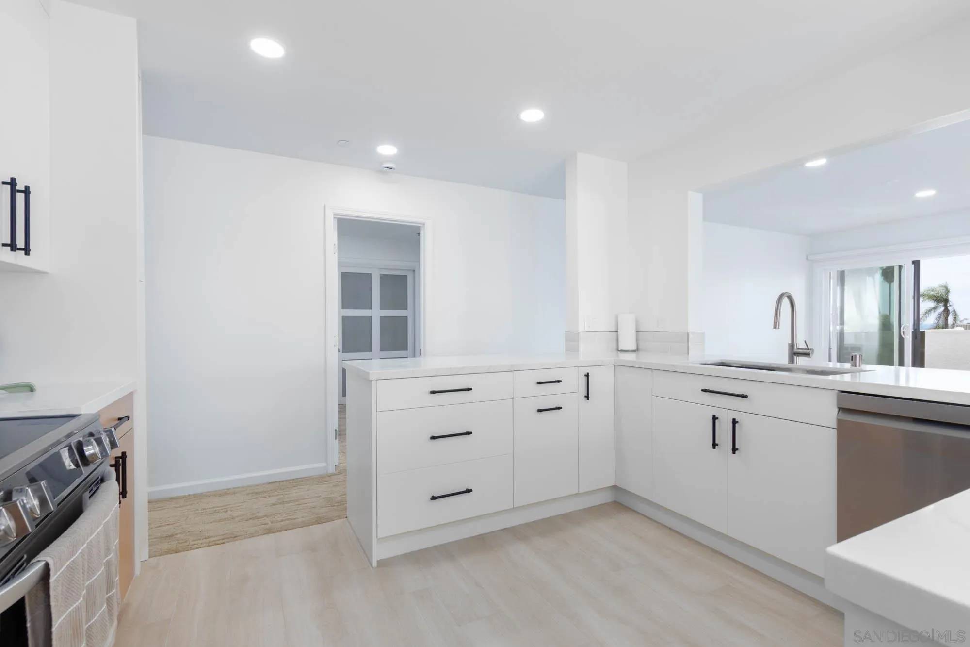 La Jolla, CA 92037,7550 Eads Ave #305