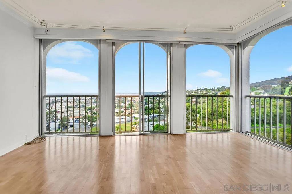 1001 Genter #11A, La Jolla, CA 92037