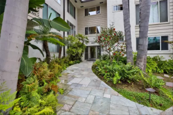 La Jolla, CA 92037,220 Coast Blvd #2M