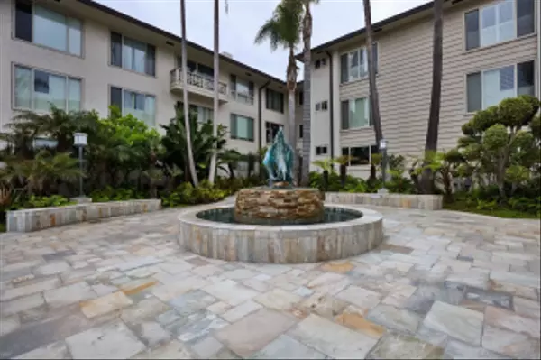 La Jolla, CA 92037,220 Coast Blvd #2M